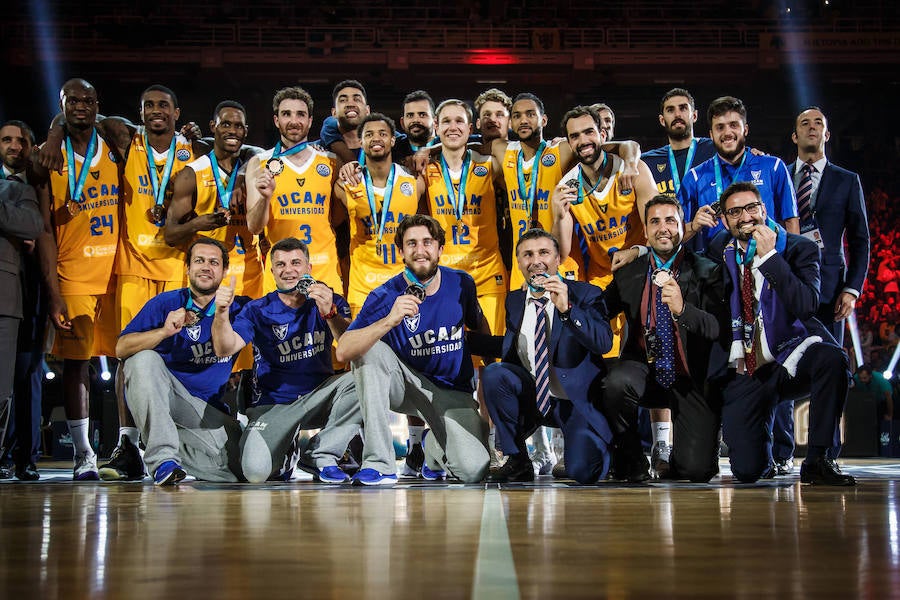 07/05/2018. El UCAM siempre se levanta. Después de quedarse a un suspiro de la final por un título europeo, tras un choque envuelto en una polémica arbitral, con varios jugadores infiltrados, y de Antelo, lesionado, el UCAM se levanta y queda tercero en la Final Four tras vencer al Riesen alemán. La victoria murciana y el tercer puesto del UCAM dejan un buen recuerdo de su histórica participación en la Final Four de la Champions League, en su segundo año en Europa.