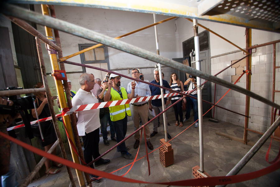 09/09/2018. La Cárcel Vieja de Murcia, construida en las décadas iniciales del siglo XX, está como nueva. Así lo determinan los primeros resultados de las pruebas de resistencia que una docena de profesionales de IH Arquitectos, el estudio que rehabilitará la antigua prisión provincial y la convertirá en un espacio cultural integrado en el entorno urbano, desarrollan en los forjados y los cimientos del edificio. Las estructuras que sostienen el inmueble de entrada, sobre el que se actuará en la primera fase del proyecto, son sometidas a una carga de 3.375 kilos. El alcalde José Ballesta presencia el examen de carga al que los técnicos someten la antigua prisión de Murcia. El proyecto seleccionado para transformar la antigua prisión provincial en un espacio multidisciplinar integrado en el casco urbano es el titulado ‘Muros Etéreos’.