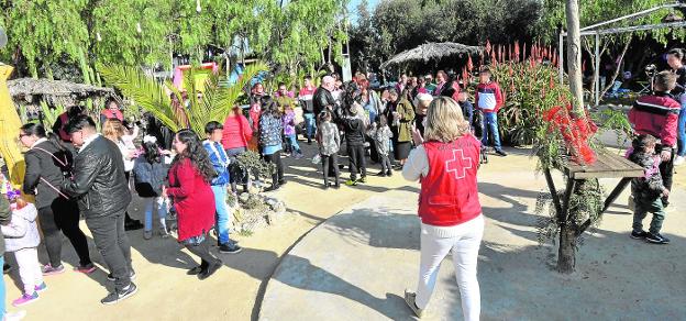 El buen tiempo permitió que los más pequeños disfrutaran de juegos y talleres al aire libre en el cortijo Venta Vieja. 