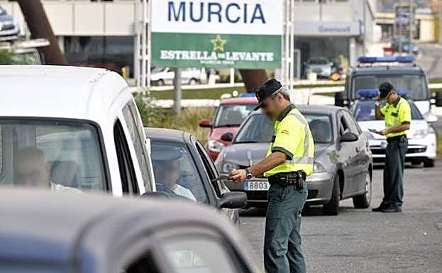 La Guardia Civil recuerda el detalle de los neumáticos en el que te tienes que fijar al coger el coche