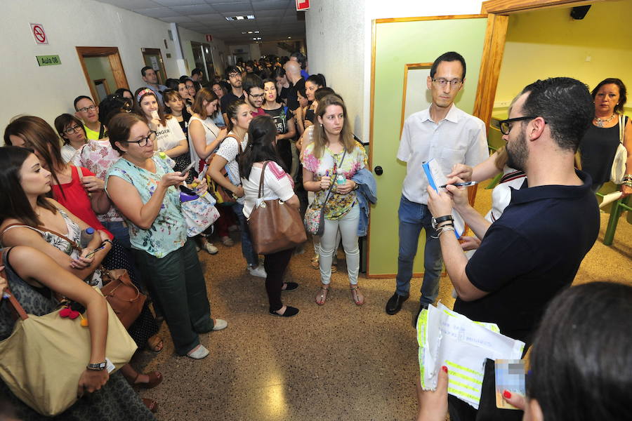 23/06/2018. Nervios en la ‘encerrona’. Más de 4.873 aspirantes, un millar de opositores menos de los admitidos, se presentan a unas pruebas «larguísimas» para conseguir una de las 506 plazas de profesor de Secundaria. Las calificaciones de los exámenes, que no contentan a miles de aspirantes, terminan dando lugar a la creación de una plataforma de indignados con el proceso. El 12,4% de las 506 plazas de profesor convocadas en Murcia quedan finalmente sin cubrir por la elevada tasa de suspensos, mientras que la media nacional de puestos desiertos asciende al 8,4%, con 2.000 plazas de profesor de Secundaria y FP menos de las previstas. Educación aprueba en noviembre la mayor oferta de empleo de la década, con 1.300 plazas de maestro.