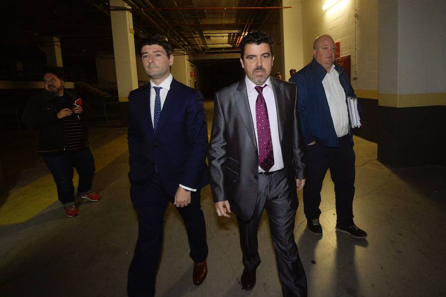 05/11/2018. El doctor Chema Almela toma las riendas del Real Murcia. El Real Murcia escribe un nuevo capítulo en su centenaria historia. Después de siete meses de gobierno de Víctor Gálvez, el empresario que llegó al sillón presidencial de la entidad grana gracias a un poder de Raúl Moro y a la complicidad de Miguel Martínez y Deseado Flores, un grupo de murcianos empeñados en salvar al club con vida más antiguo de la Región toma las riendas de una entidad al borde del colapso y que necesita medidas paliativas urgentes. Tras más de dos horas de papeleo y de negociación en las que el murcianismo contuvo la respiración, Gálvez da su brazo a torcer y se marcha. El oriolano, su hijo Víctor Valentino, Roberto Cases, Eduardo Tomás y Carlos Quinto dejan el paso libre a los cinco integrantes de la Plataforma de Apoyo al Real Murcia. El grupo llega al club grana para comandar una etapa de transición que lleve a la institución murciana hacia un futuro mejor. 