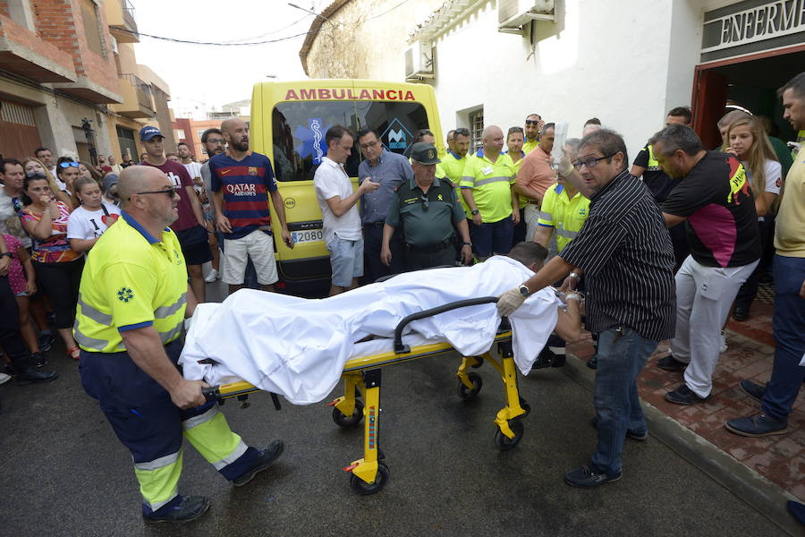 03/09/2018. Un herido en el encierro de Calasparra. Un mozo es embestido por un astado de la ganadería de Villamarta al entrar en la plaza de toros en el primer encierro de la feria. 