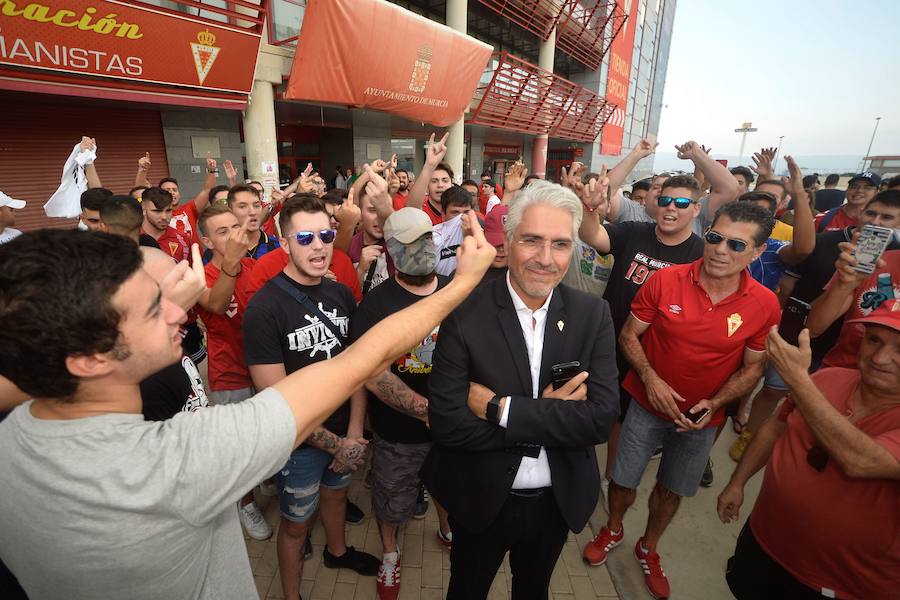 06/09/2018. Los accionistas del Real Murcia se enfrentan a Gálvez por la ampliación de capital. En la imagen, aficionados increpan a Mauricio García de la Vega. 