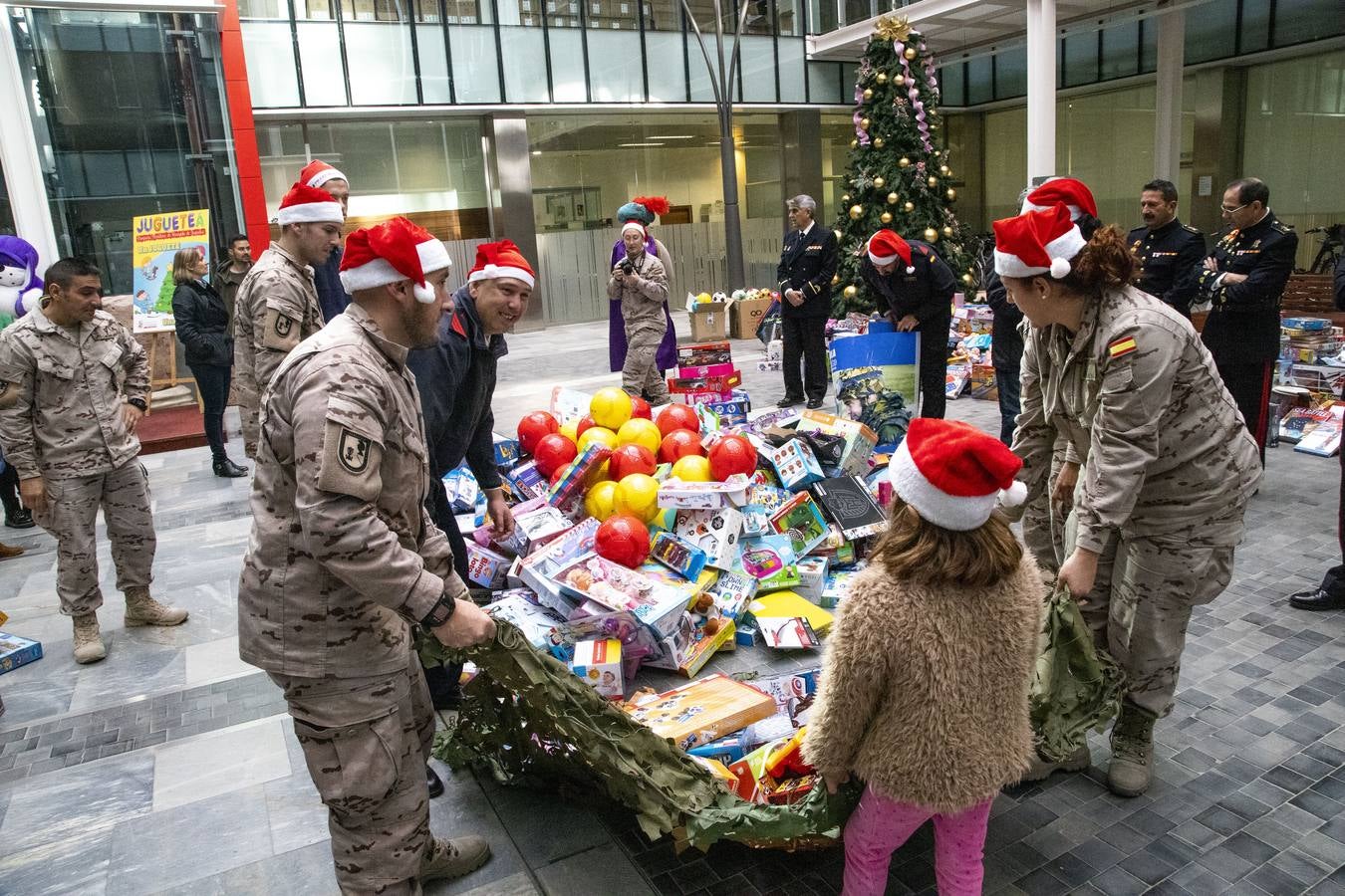 Los miembros de la Armada contribuyen con una cuarta parte de los regalos que Servicios Sociales facilitarán a familias con necesidades