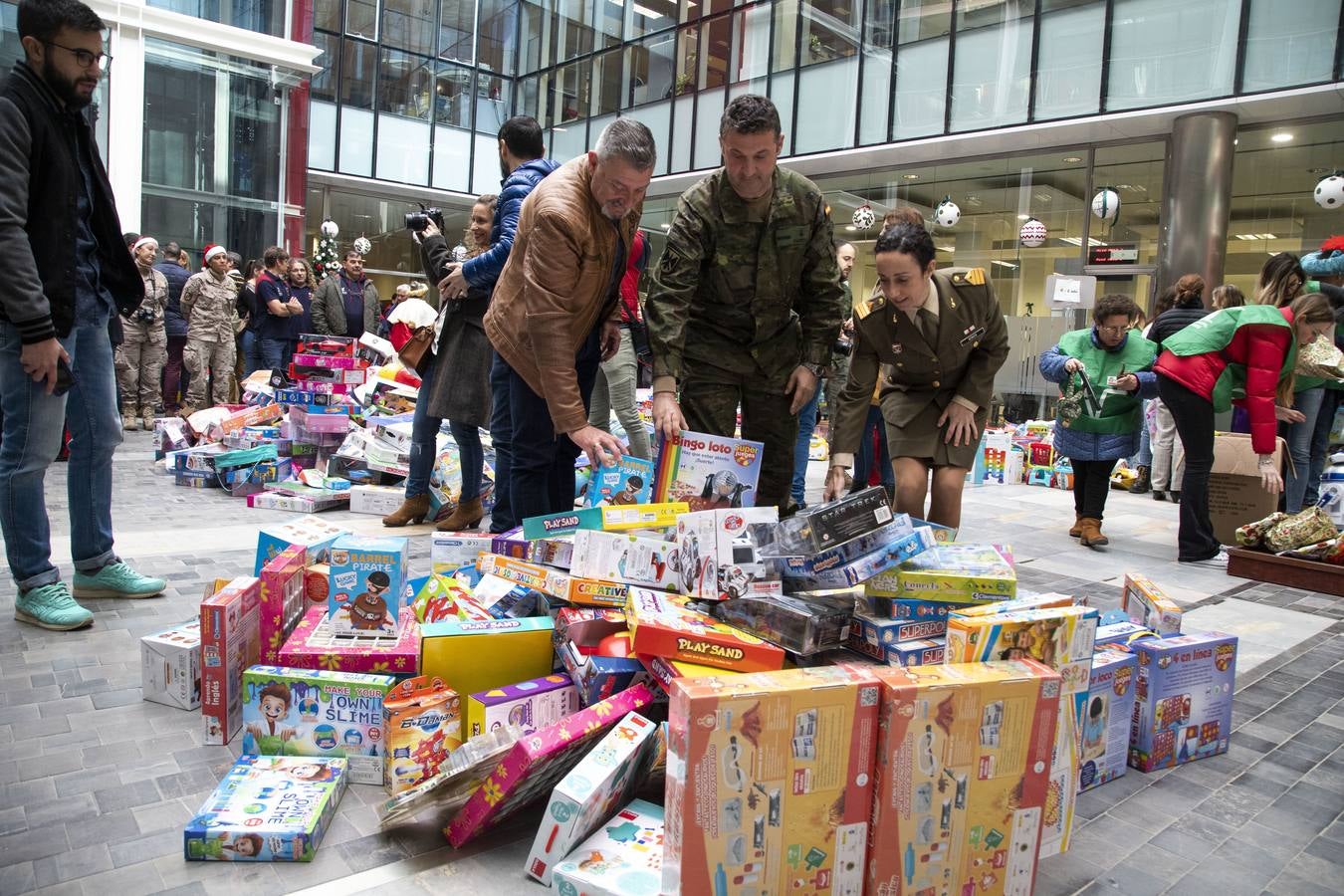 Los miembros de la Armada contribuyen con una cuarta parte de los regalos que Servicios Sociales facilitarán a familias con necesidades