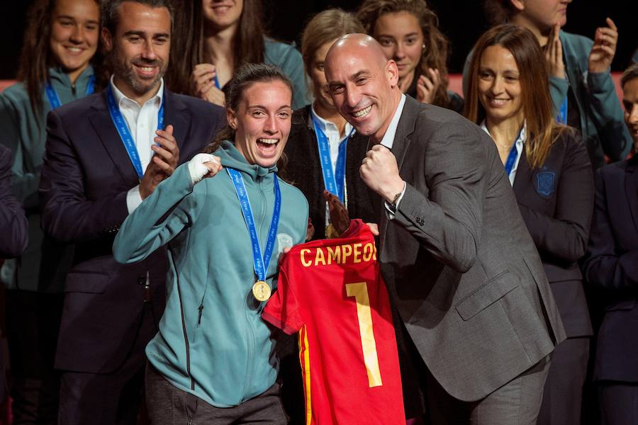 03/12/2018. Pasión por el fútbol. La yeclana Eva Navarro, capitana de la Selección sub-17 de fútbol, festeja con sus compañeras de equipo y con el presidente de la Federación Española de Fútbol, Luis Rubiales, el triunfo en el Mundial femenino en Uruguay y un año de éxitos. Las flamantes campeonas del mundo son homenajeadas en el salón Luis Aragonés de la Ciudad del Fútbol. A punto de cumplir los 18, Eva vive un momento dulce. Acumula dos platas y un oro en Europeos sub-17, un bronce en un Mundial sub-17 y una plata en otro sub-20, además del oro en el Mundial de Uruguay, el primero ganado por España. Además, su gol a Alemania en la final del Europeo sub-17 se hizo viral y dio la vuelta al mundo.