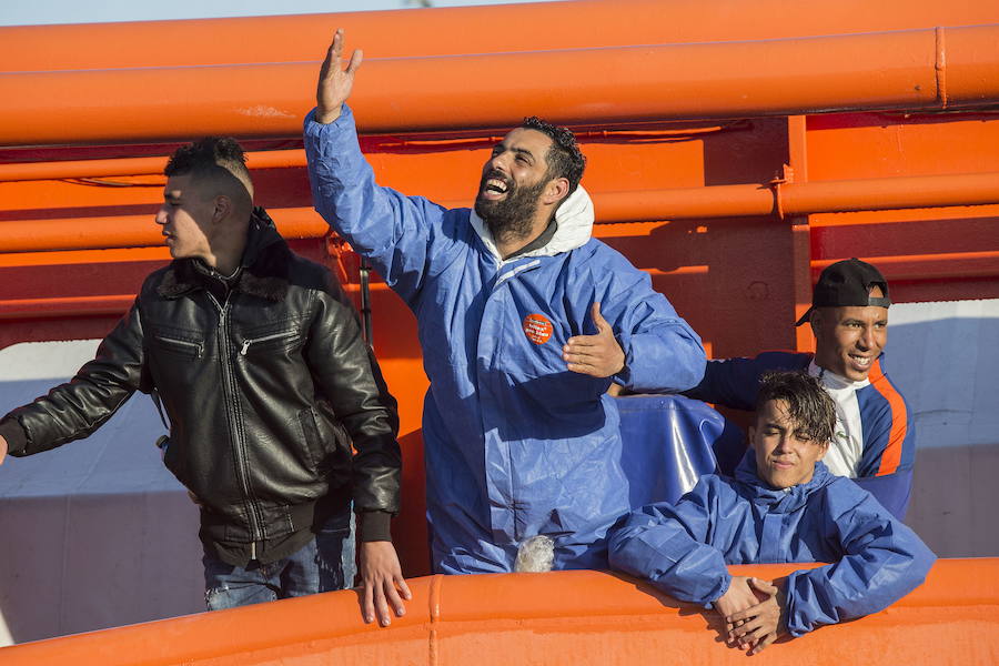 05/12/2018. Llegan 220 ‘sin papeles’ en solo dos días. La llegada de pateras a las costas murcianas no cesa en diciembre. La Guardia Civil y Salvamento Marítimo interceptan en solo dos días una decena de pateras en las que viajaban 220 inmigrantes. La llegada de inmigrantes, incentivada por el buen tiempo, provoca la reunión del Gabinete de Coordinación para organizar el operativo. 