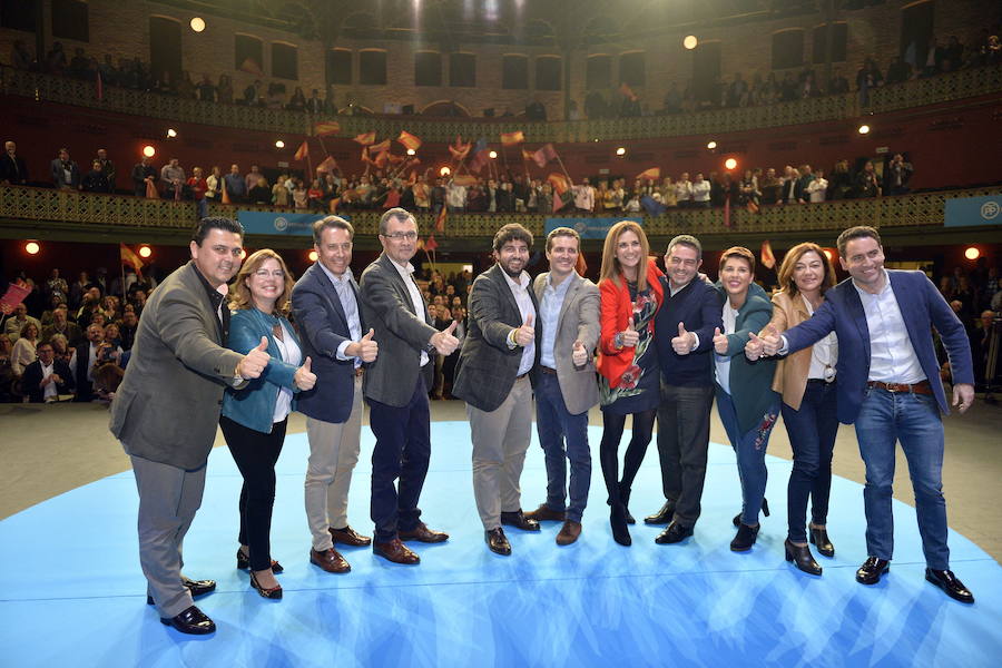 08/12/2018. Música para los regantes en el arranque de la precampaña. El Partido Popular inicia oficialmente la precampaña electoral con el primer acto de Pablo Casado en la Región, donde se compromete a volver a los planes para la llegada del AVE que tenía Mariano Rajoy y presenta el plan que llevará al Congreso para abordar el problema del agua. Casado presenta en el Teatro Circo a los candidatos a la presidencia de la Comunidad, Fernando López Miras; y a la alcaldía de Murcia, José Ballesta, en la primera parada de la gira que el líder estatal llevará a cabo por toda España para proclamar a los cabezas de lista regionales y municipales en las distintas comunidades.