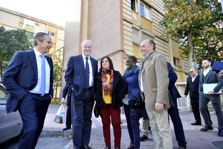 11/12/2018. El exseleccionador Vicente del Bosque apoya con su presencia en Murcia la vertiente social del proyecto del promotor, que cede tres locales a asociaciones de discapacitados.