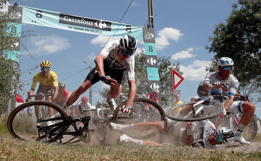 El ciclista del Sky Christopher Froome cae durante la etapa del Tour de Francia con final en Roubaix. El corredor era favorito para ganar la ronda francesa pero terminó en tercera posición en la clasificación general. 