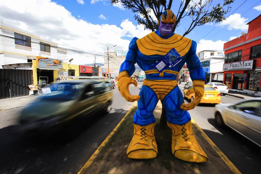 Los monigotes de personajes de Disney o de políticos como el presidente de Venezuela, Nicolás Maduro, son los protagonistas de la Nochevieja de Ecuador, donde se los quema para dejar atrás simbólicamente lo malo que ha sucedido en el año.