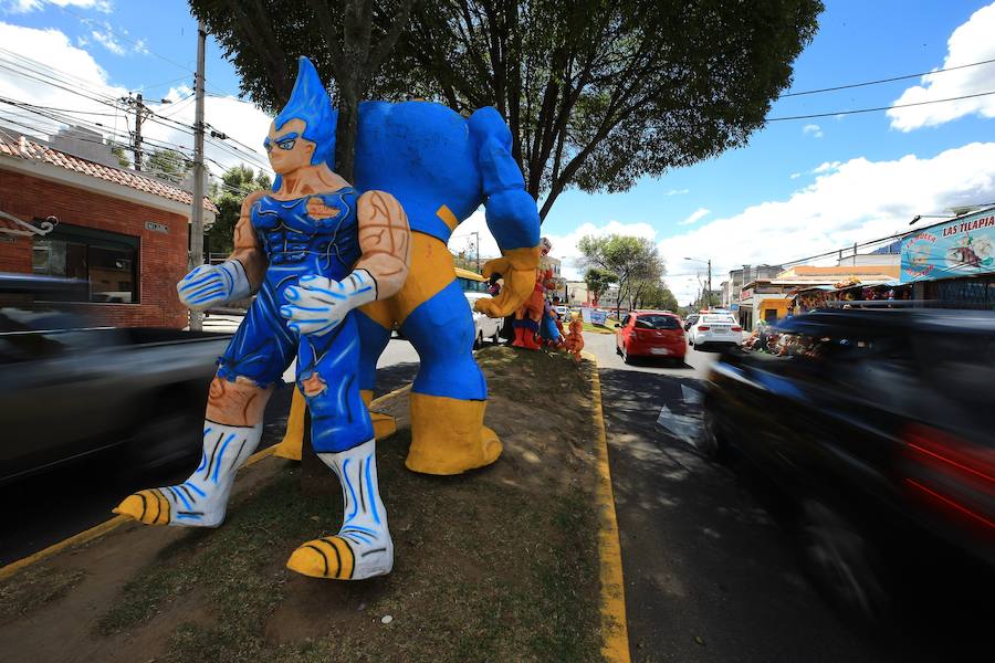 Los monigotes de personajes de Disney o de políticos como el presidente de Venezuela, Nicolás Maduro, son los protagonistas de la Nochevieja de Ecuador, donde se los quema para dejar atrás simbólicamente lo malo que ha sucedido en el año.