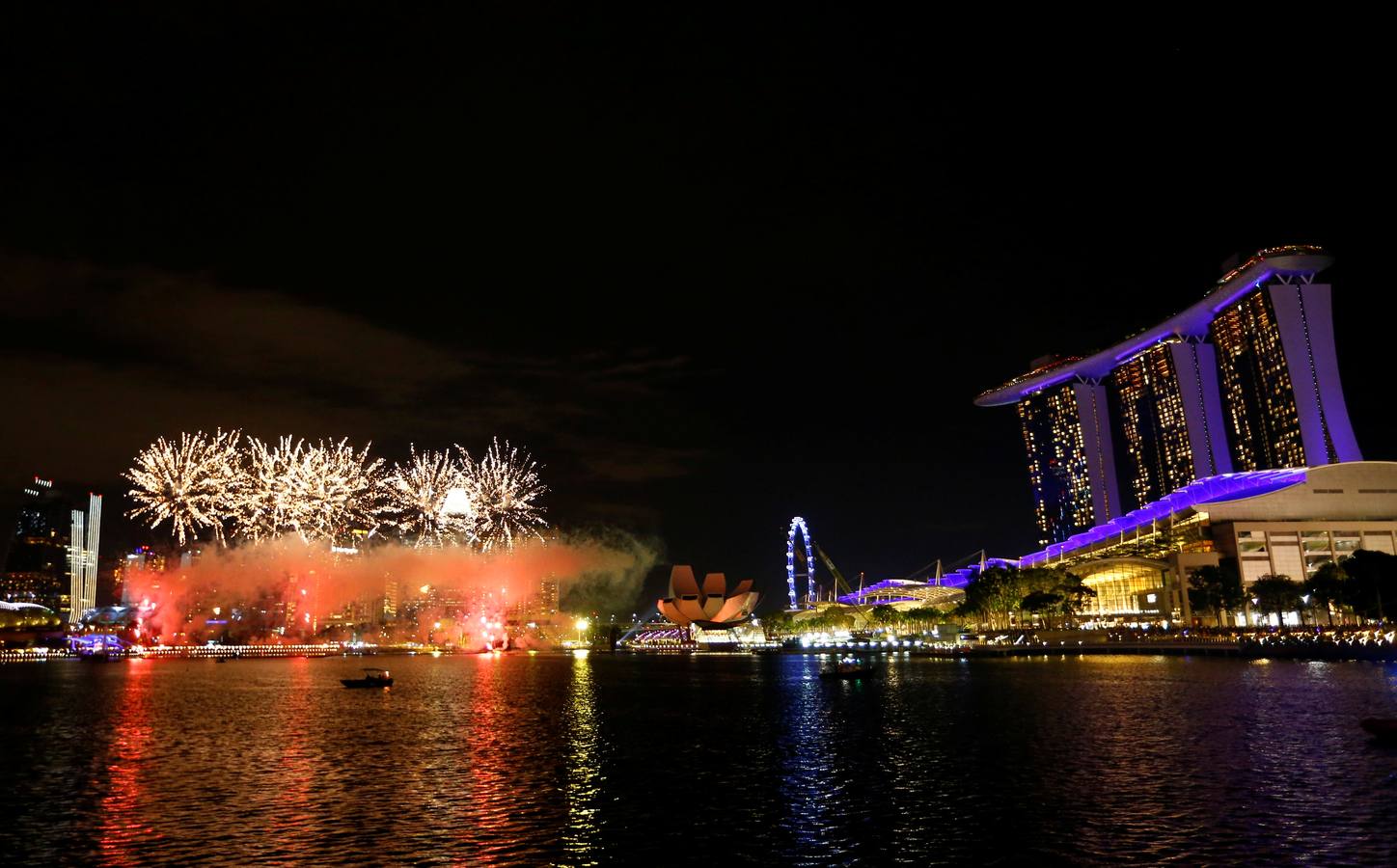 Sídney recibe el año nuevo con un gran espectáculo de fuegos artificiales sobre el puente de la bahía