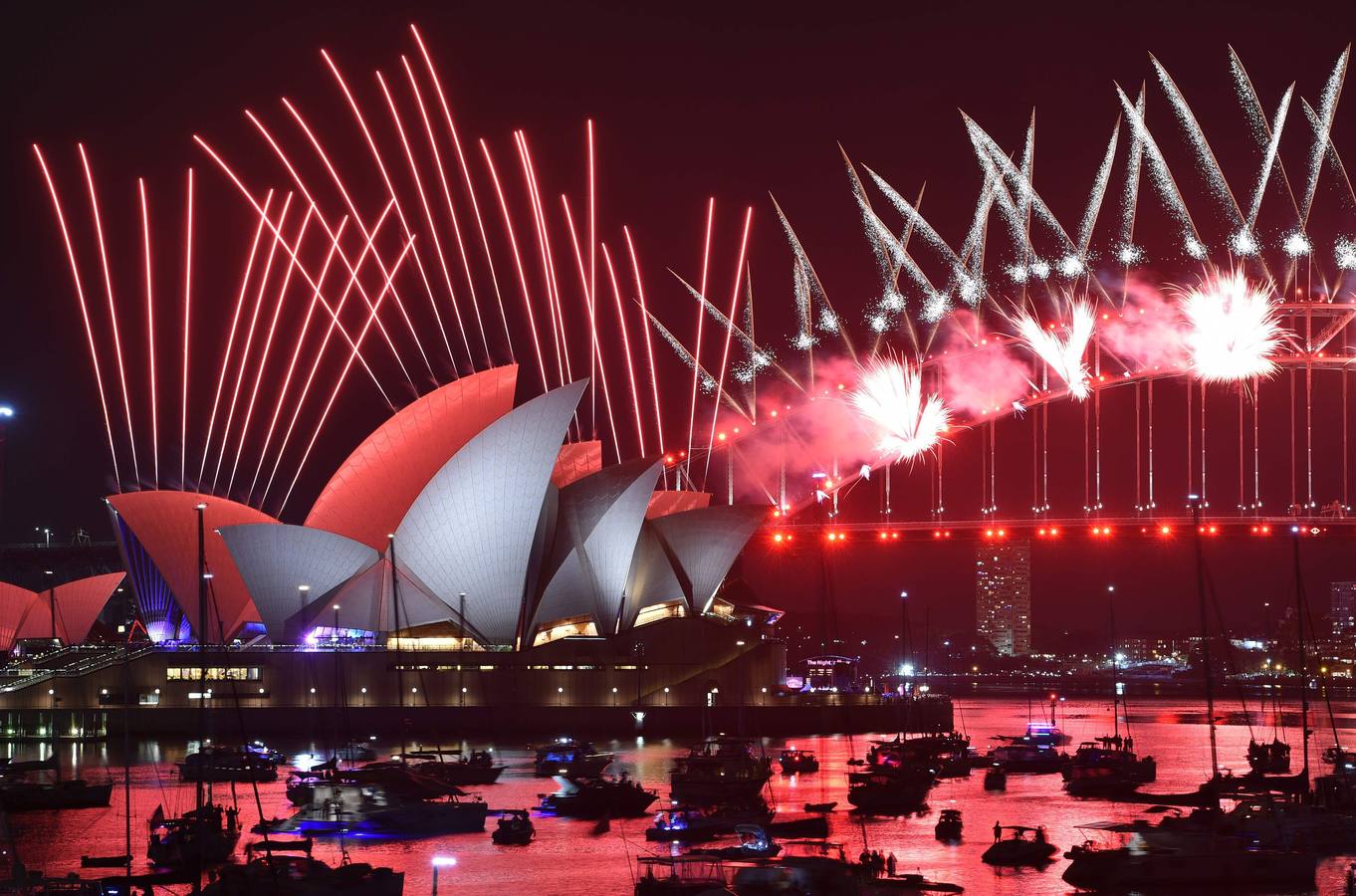 Sídney recibe el año nuevo con un gran espectáculo de fuegos artificiales sobre el puente de la bahía