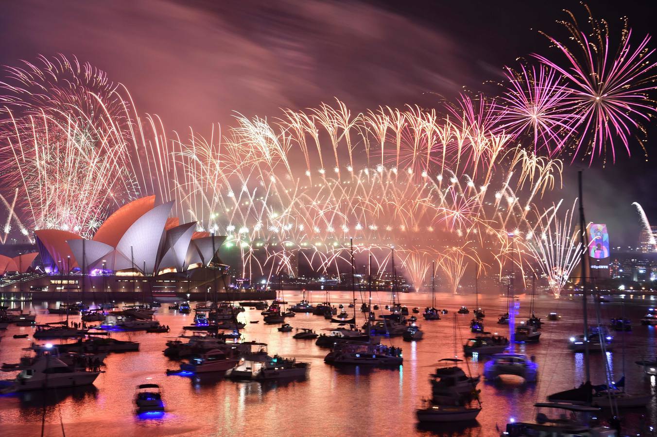 Sídney recibe el año nuevo con un gran espectáculo de fuegos artificiales sobre el puente de la bahía