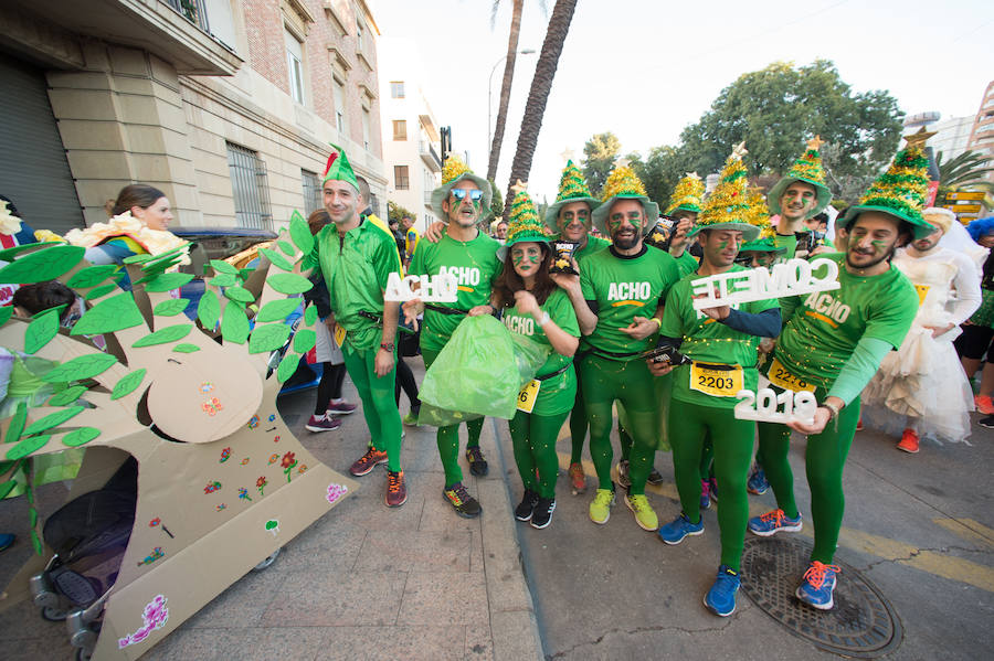 Decenas de participantes han acudido a la carrera ataviados con originales disfraces