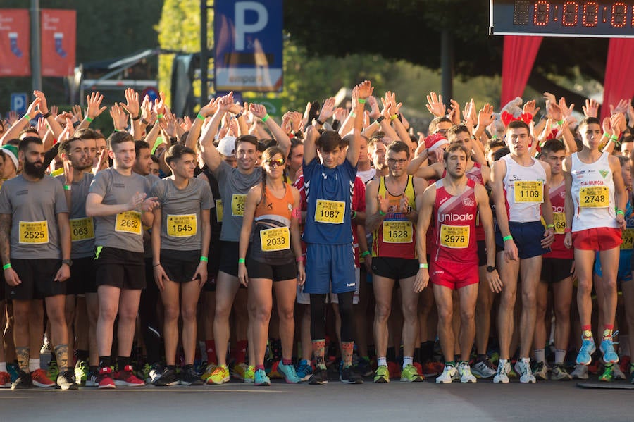 El deporte, los disfraces y el buen ambiente que reina en la San Silvestre tomaron el mando en la culminación perfecta del año para más de 4.500 corredores que estaban apuntados a la prueba de unos 6,5 kilómetros por el centro de la ciudad