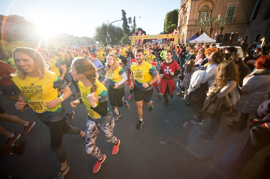 El deporte, los disfraces y el buen ambiente que reina en la San Silvestre tomaron el mando en la culminación perfecta del año para más de 4.500 corredores que estaban apuntados a la prueba de unos 6,5 kilómetros por el centro de la ciudad