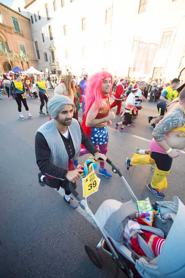 El deporte, los disfraces y el buen ambiente que reina en la San Silvestre tomaron el mando en la culminación perfecta del año para más de 4.500 corredores que estaban apuntados a la prueba de unos 6,5 kilómetros por el centro de la ciudad