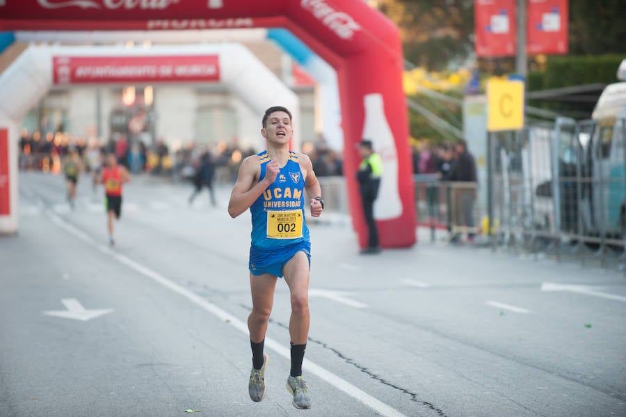 El deporte, los disfraces y el buen ambiente que reina en la San Silvestre tomaron el mando en la culminación perfecta del año para más de 4.500 corredores que estaban apuntados a la prueba de unos 6,5 kilómetros por el centro de la ciudad