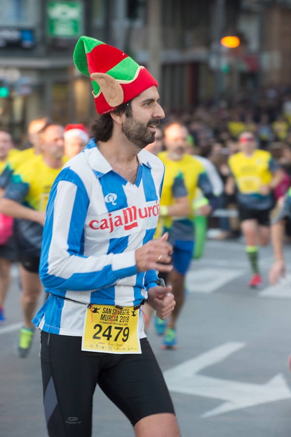 El deporte, los disfraces y el buen ambiente que reina en la San Silvestre tomaron el mando en la culminación perfecta del año para más de 4.500 corredores que estaban apuntados a la prueba de unos 6,5 kilómetros por el centro de la ciudad