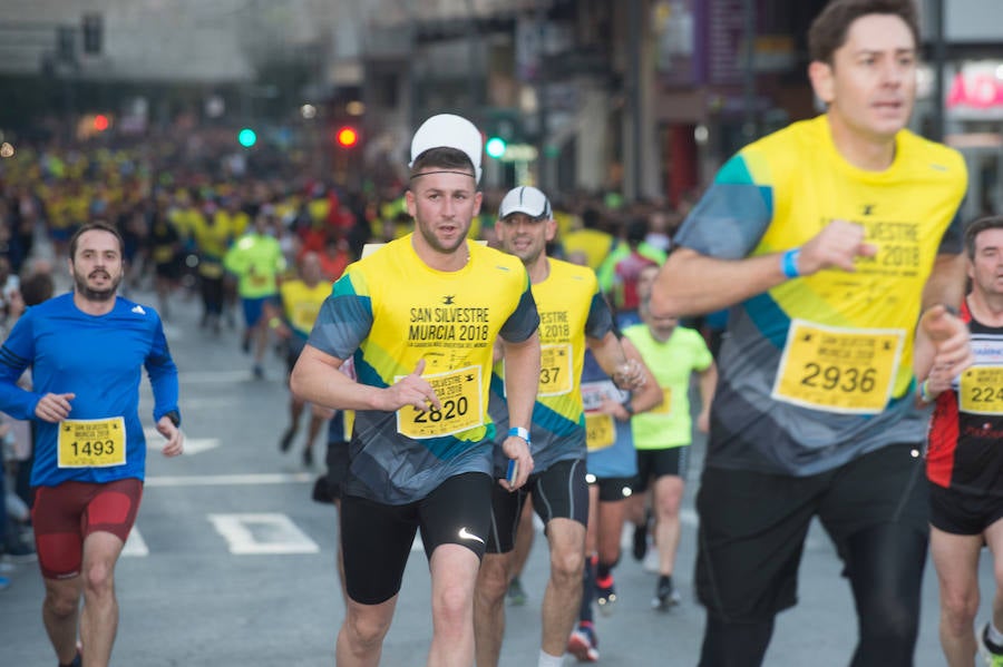 El deporte, los disfraces y el buen ambiente que reina en la San Silvestre tomaron el mando en la culminación perfecta del año para más de 4.500 corredores que estaban apuntados a la prueba de unos 6,5 kilómetros por el centro de la ciudad