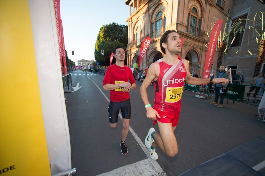 El deporte, los disfraces y el buen ambiente que reina en la San Silvestre tomaron el mando en la culminación perfecta del año para más de 4.500 corredores que estaban apuntados a la prueba de unos 6,5 kilómetros por el centro de la ciudad