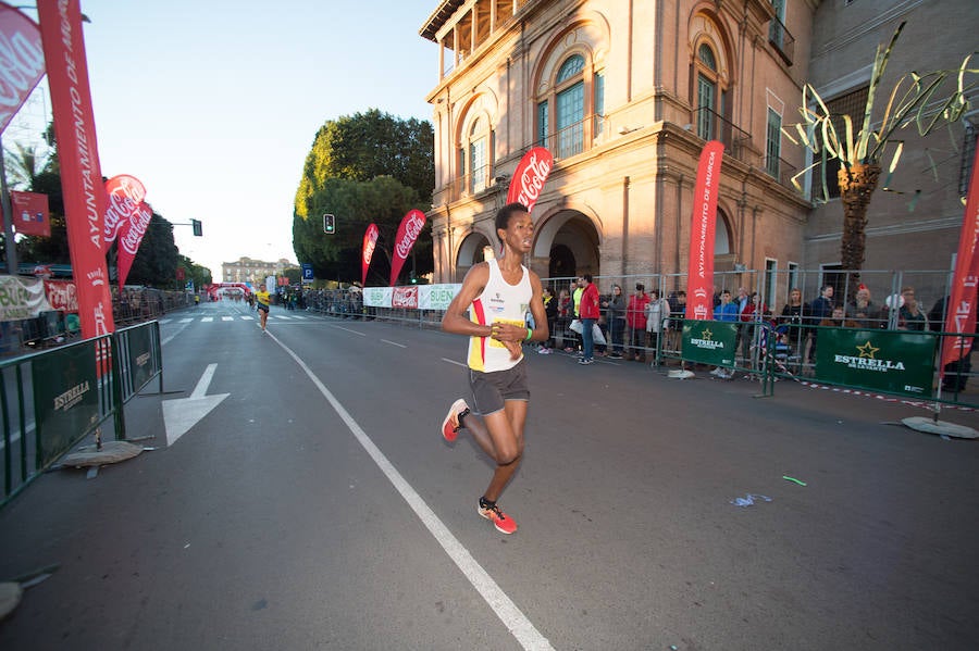 El deporte, los disfraces y el buen ambiente que reina en la San Silvestre tomaron el mando en la culminación perfecta del año para más de 4.500 corredores que estaban apuntados a la prueba de unos 6,5 kilómetros por el centro de la ciudad