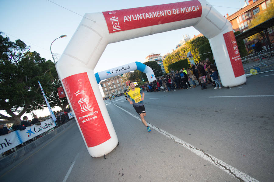 El deporte, los disfraces y el buen ambiente que reina en la San Silvestre tomaron el mando en la culminación perfecta del año para más de 4.500 corredores que estaban apuntados a la prueba de unos 6,5 kilómetros por el centro de la ciudad