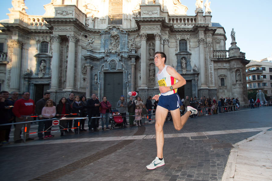 El deporte, los disfraces y el buen ambiente que reina en la San Silvestre tomaron el mando en la culminación perfecta del año para más de 4.500 corredores que estaban apuntados a la prueba de unos 6,5 kilómetros por el centro de la ciudad