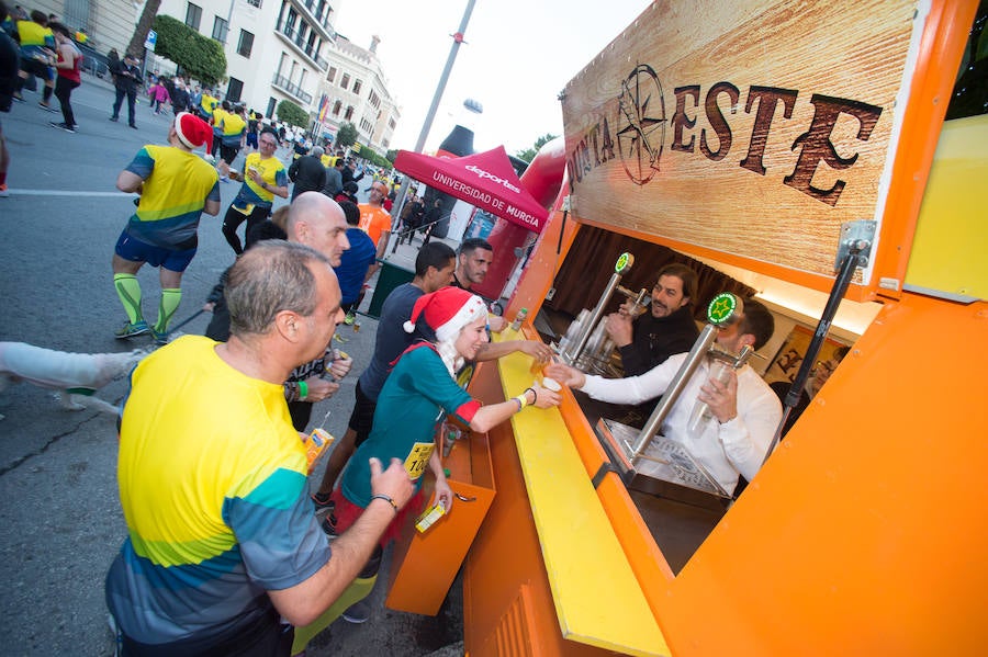 El deporte, los disfraces y el buen ambiente que reina en la San Silvestre tomaron el mando en la culminación perfecta del año para más de 4.500 corredores que estaban apuntados a la prueba de unos 6,5 kilómetros por el centro de la ciudad