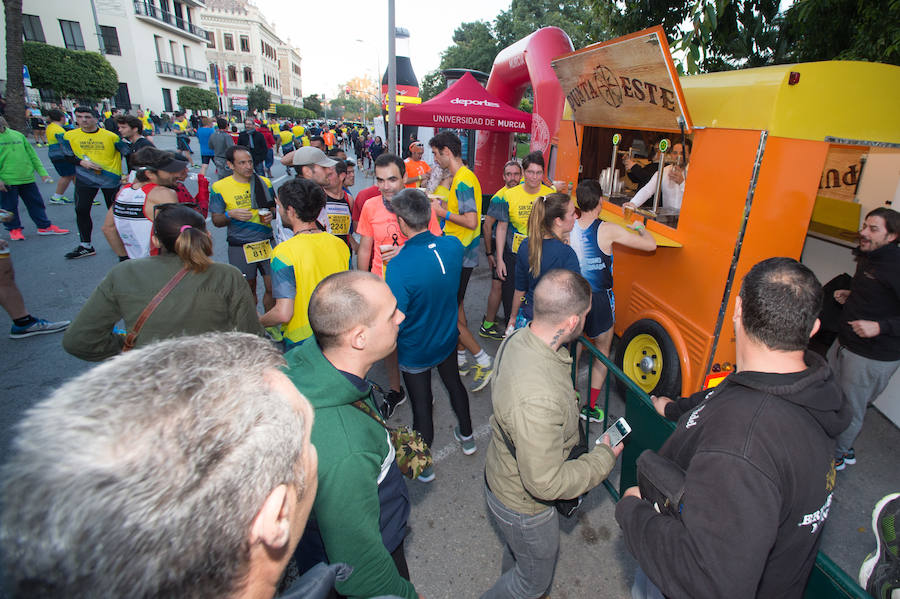 El deporte, los disfraces y el buen ambiente que reina en la San Silvestre tomaron el mando en la culminación perfecta del año para más de 4.500 corredores que estaban apuntados a la prueba de unos 6,5 kilómetros por el centro de la ciudad