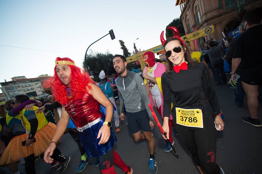 El deporte, los disfraces y el buen ambiente que reina en la San Silvestre tomaron el mando en la culminación perfecta del año para más de 4.500 corredores que estaban apuntados a la prueba de unos 6,5 kilómetros por el centro de la ciudad