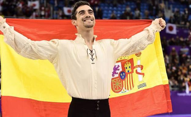 Javier Fernández, con la bandera de España, tras ganar el bronce en Pyeongchang. 