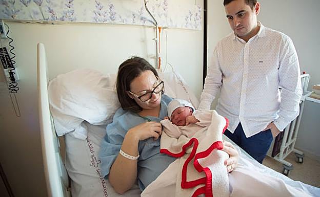 La pequeña Martina, junto a sus padres. 