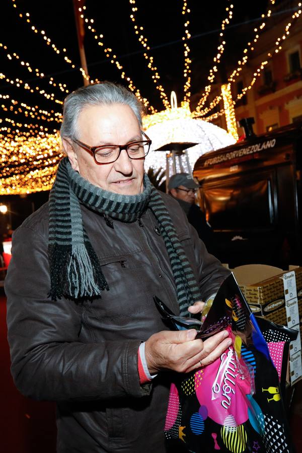 Tras las campanadas de la Glorieta, los murcianos celebraron el fin del año con sus mejores galas y buenos deseos. 