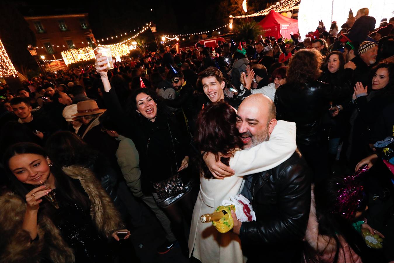 Tras las campanadas de la Glorieta, los murcianos celebraron el fin del año con sus mejores galas y buenos deseos. 