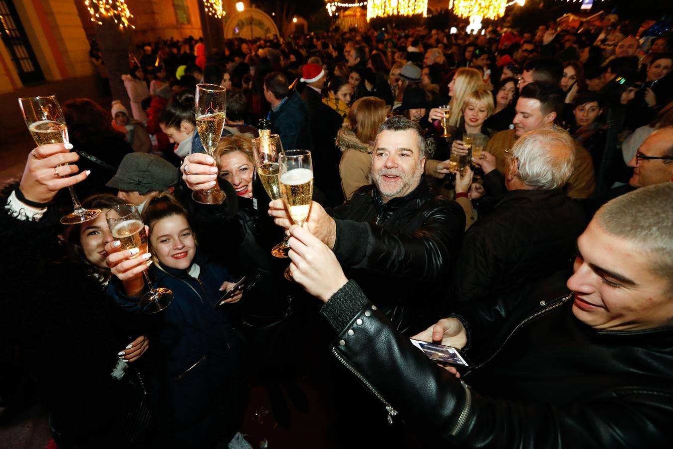 Tras las campanadas de la Glorieta, los murcianos celebraron el fin del año con sus mejores galas y buenos deseos. 