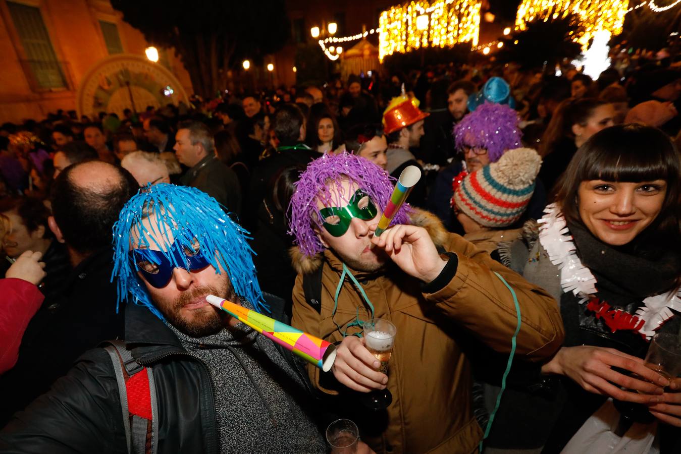 Tras las campanadas de la Glorieta, los murcianos celebraron el fin del año con sus mejores galas y buenos deseos. 