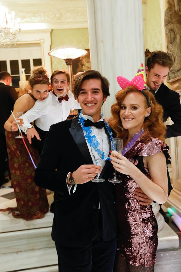 Tras las campanadas de la Glorieta, los murcianos celebraron el fin del año con sus mejores galas y buenos deseos. 