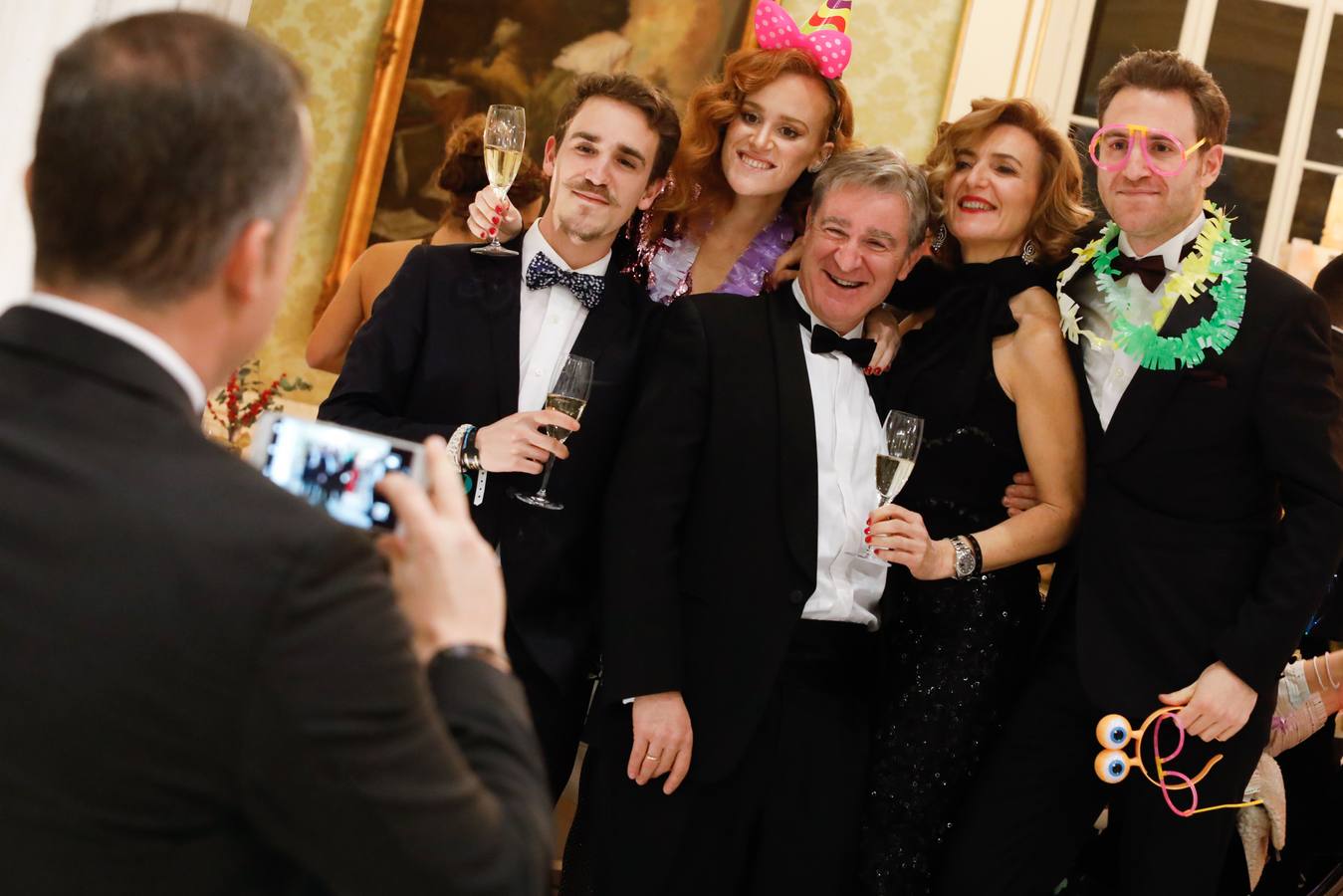 Tras las campanadas de la Glorieta, los murcianos celebraron el fin del año con sus mejores galas y buenos deseos. 