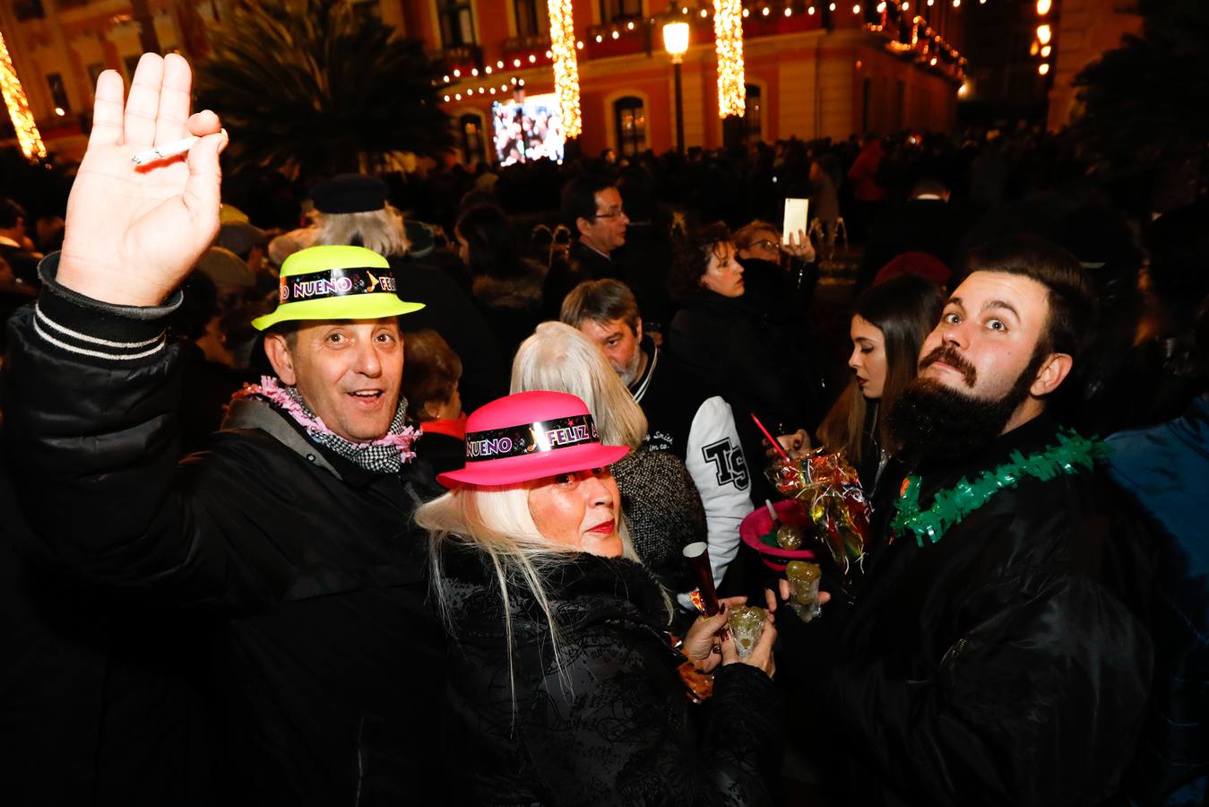 Tras las campanadas de la Glorieta, los murcianos celebraron el fin del año con sus mejores galas y buenos deseos. 