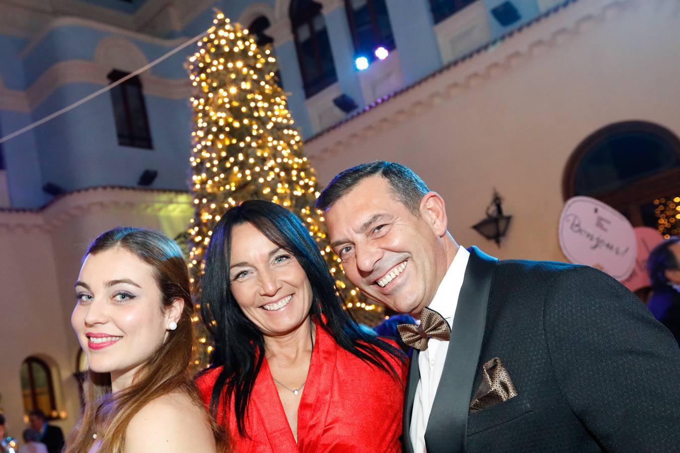 Tras las campanadas de la Glorieta, los murcianos celebraron el fin del año con sus mejores galas y buenos deseos. 