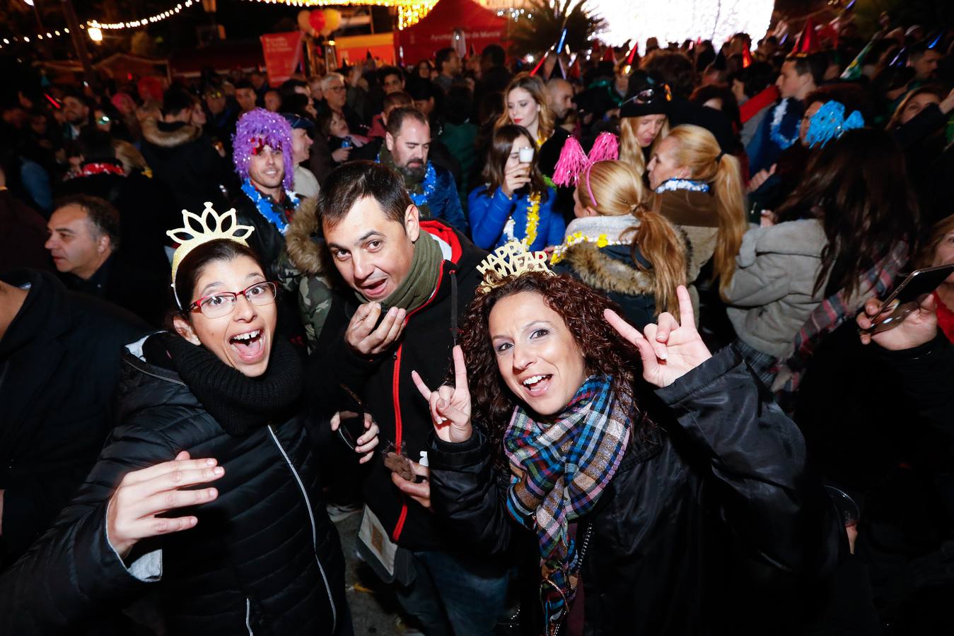 Tras las campanadas de la Glorieta, los murcianos celebraron el fin del año con sus mejores galas y buenos deseos. 