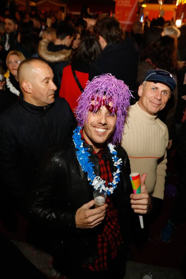Tras las campanadas de la Glorieta, los murcianos celebraron el fin del año con sus mejores galas y buenos deseos. 