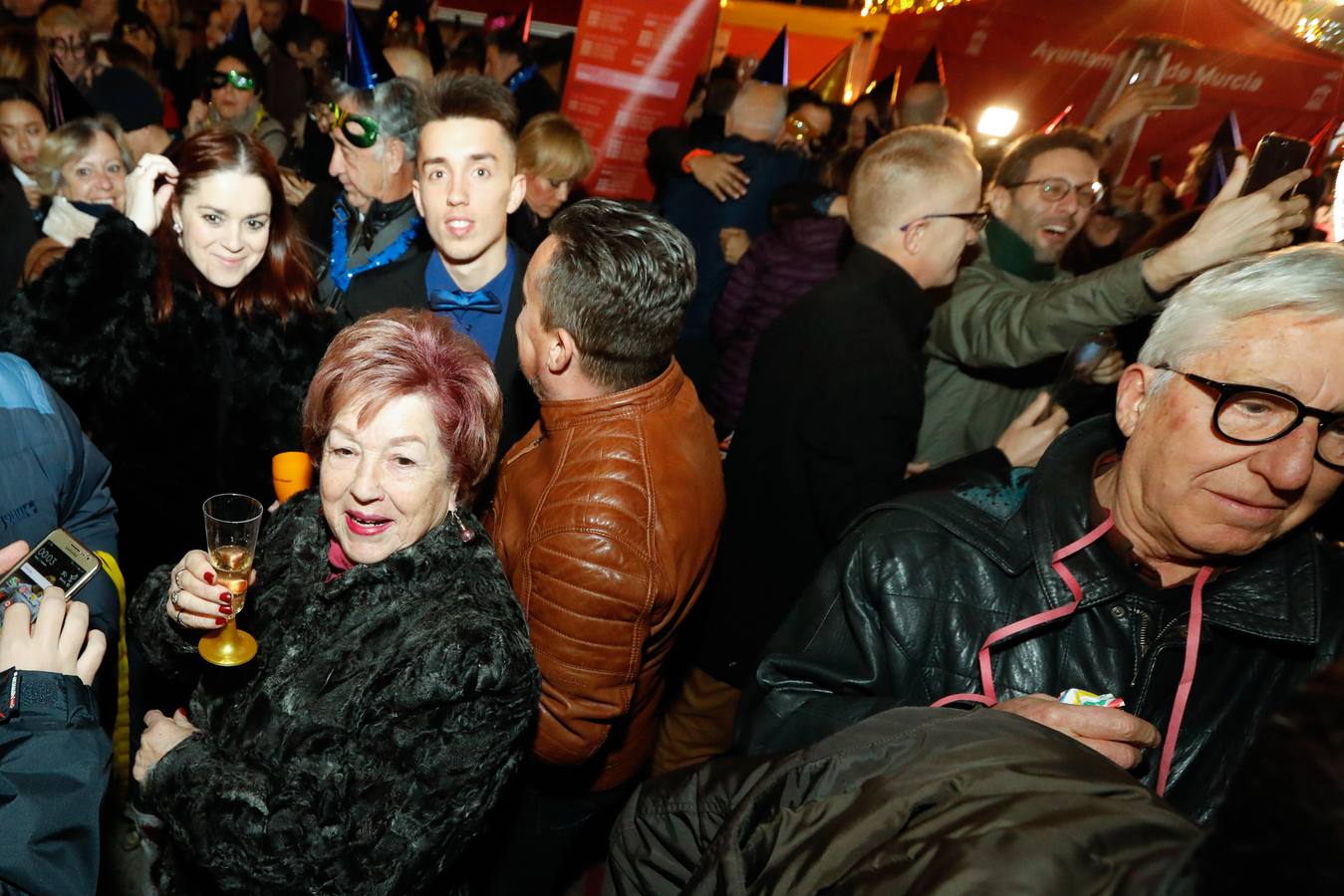 Tras las campanadas de la Glorieta, los murcianos celebraron el fin del año con sus mejores galas y buenos deseos. 