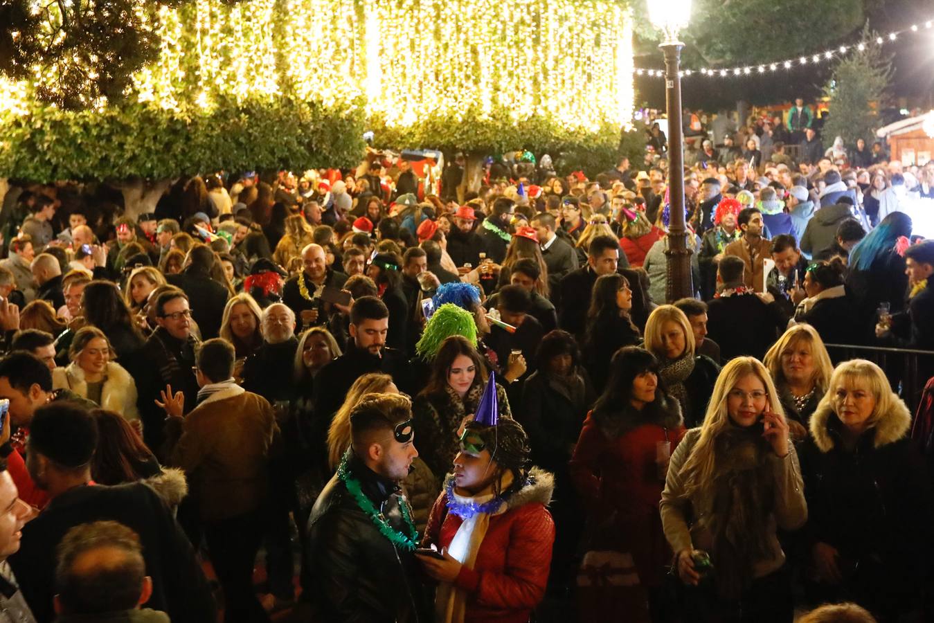Tras las campanadas de la Glorieta, los murcianos celebraron el fin del año con sus mejores galas y buenos deseos. 