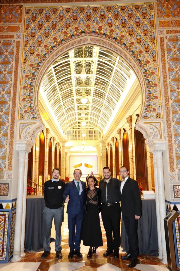 Tras las campanadas de la Glorieta, los murcianos celebraron el fin del año con sus mejores galas y buenos deseos. 