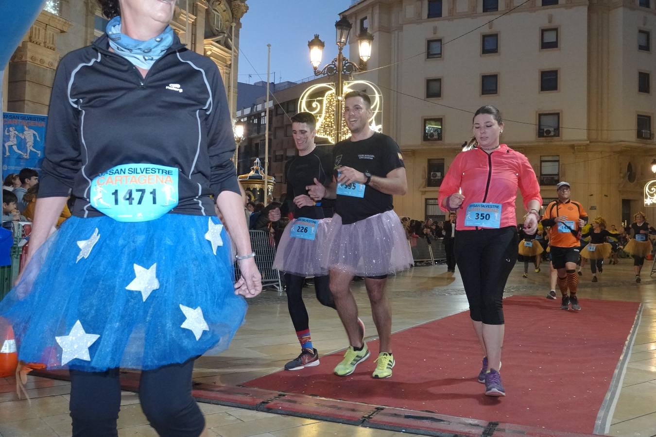 En la carrera más divertida del año no podían faltar los disfraces más simpáticos.